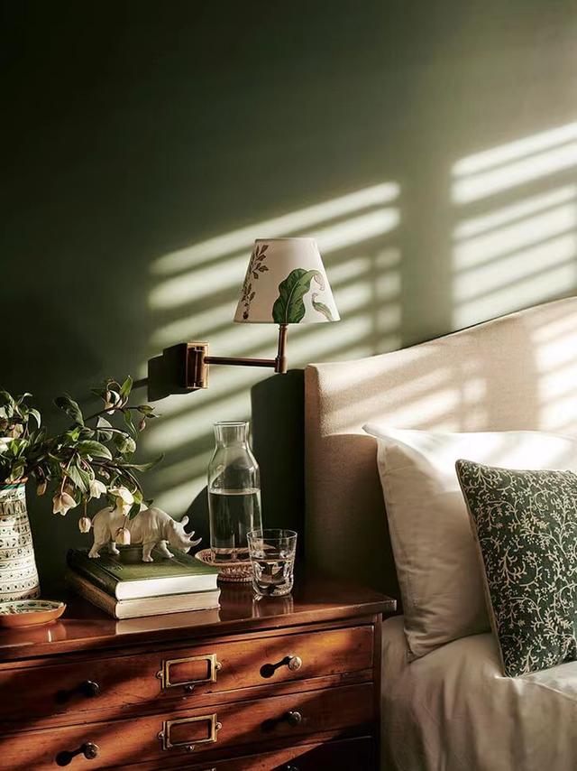 一对英国夫妇的家,全屋宁静复古,绿色调那叫一个柔美,令人羡慕