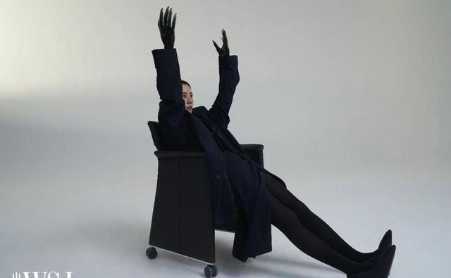 迪丽热巴|海清《出色》开年刊封面,全程黑丝又美又酷,横躺桌上太霸气