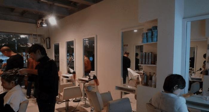 理发店店员将手伸进衣服内按摩,男子:当时就想往那里按