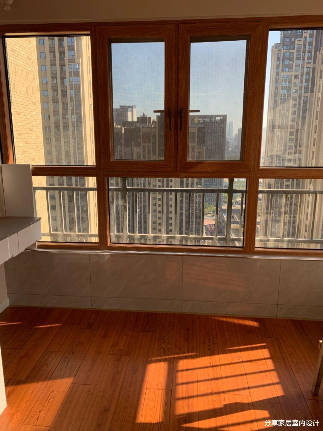 第一次装修新房，全屋坚持选择木地板，电视墙打满柜子非常实用！