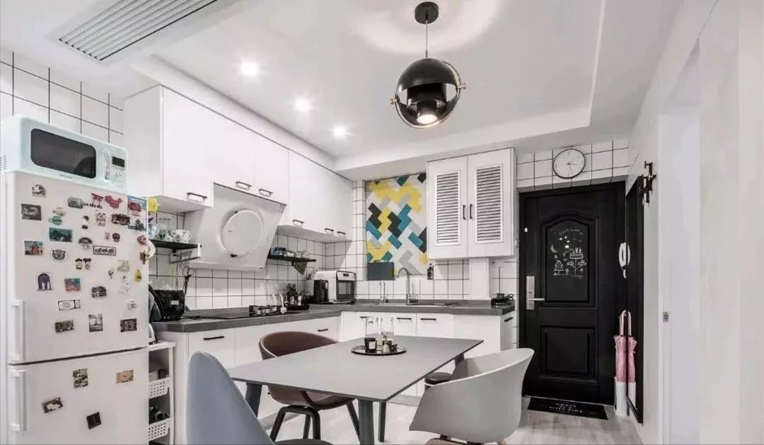 50㎡小户型,这样装真心好看又实用,阳台最令人羡慕,必须晒晒