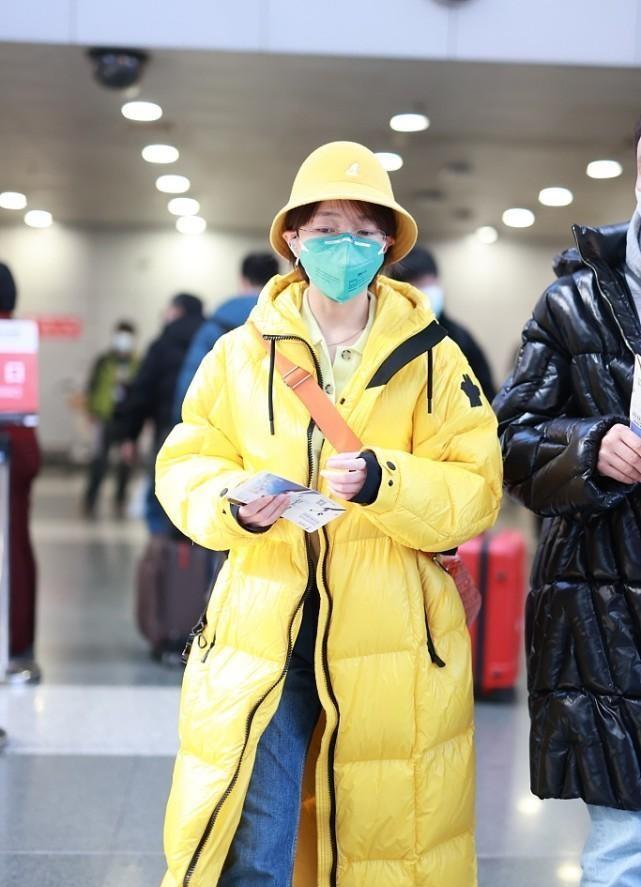 美容 焦俊艳也穿得太可爱了,黄色羽绒服配小黄帽,素颜出镜依旧嫩得很