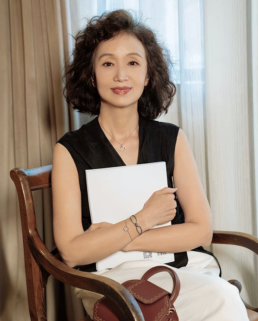 穿衣搭配 59岁的三木妈妈,凭什么美得精致优雅?看穿搭就知道,高贵又时髦