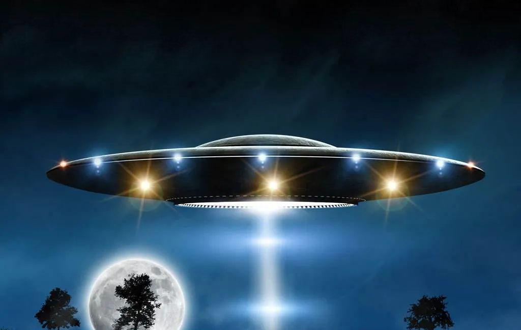 外星“传送门”?俄罗斯夜空惊现神秘光柱,直冲云霄,到底是什么