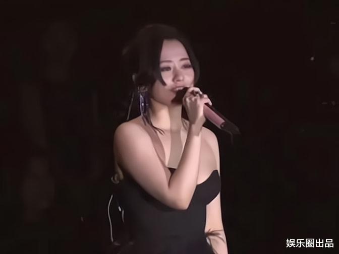 张靓颖|张靓颖开演唱会真招摇,穿衣搭配不怕显身材,与平时相比判若两人