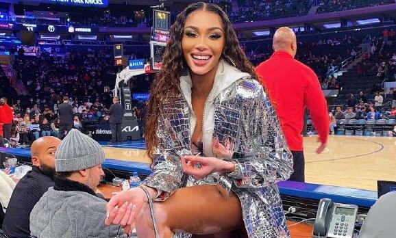 库兹马|库兹马陪女友赴巴西，耶稣像脚下秀恩爱！NBA花魁染红发，太美