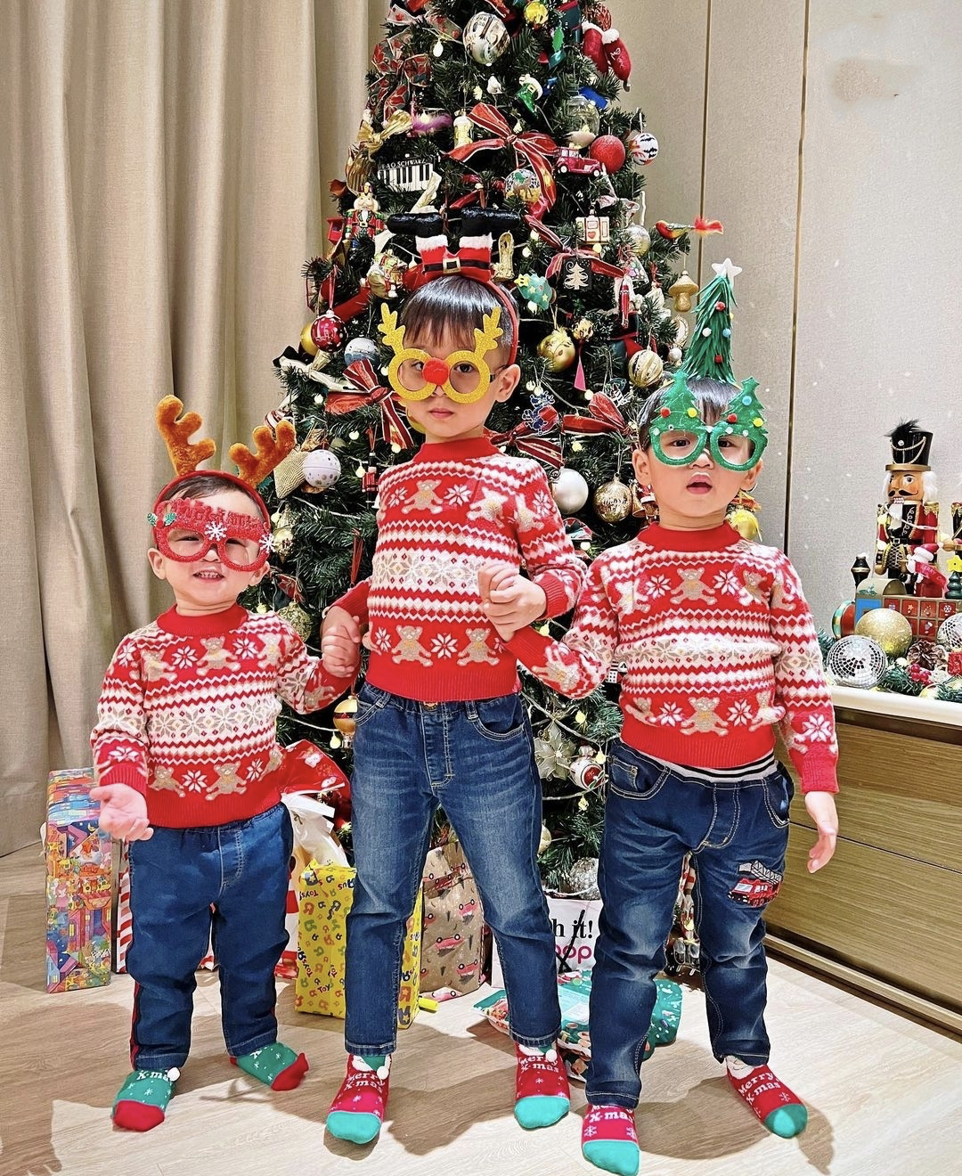 胡杏儿|胡杏儿晒全家福，连续多年在同一棵圣诞树前合影，三兄弟手牵手超有爱