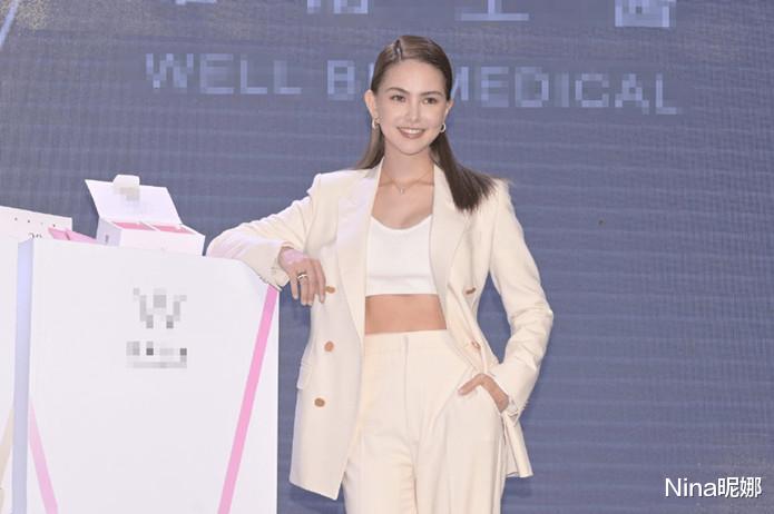 昆凌|昆凌这次真下功夫,产后4月穿露脐装公开露面曲线完美,不愧是周杰伦的菜