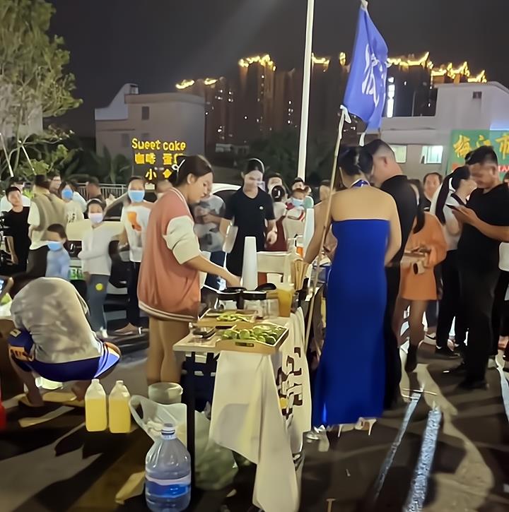奶茶店老板娘穿着性感被举报,网友为她鸣不平,人家爸妈都没意见
