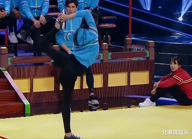 迪丽热巴|女明星热巴光脚做瑜伽！穿短裤炫出一双细白腿，瘦到肩膀凸出两块