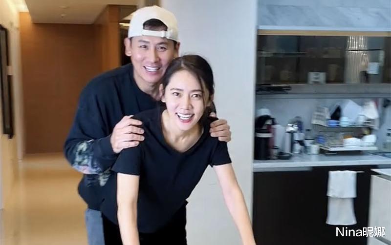 秋瓷炫|秋瓷炫平安夜秀恩爱,豪宅里体验猪八戒背媳妇好甜,光着脚穿T恤玩滑板车