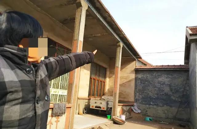 小偷结伙入室盗窃,老妇人用砖块砸死一人,法院:故意伤害致死