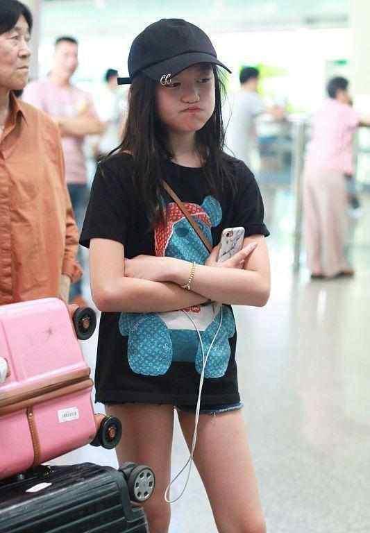 王菲|王菲的女儿16岁了，叛逆又性感胆量不输妈妈，网友：风尘味好重