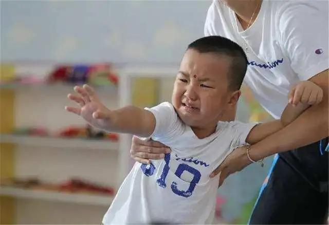 回顾男童回家情绪低落,家长掌掴女老师:敢让我儿子去厕所里吃饭?