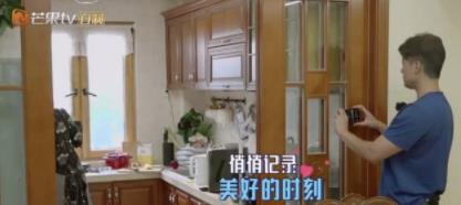 凌潇肃晒出自己的豪宅,全屋墙上都挂着字画,夫妻俩太有文化了