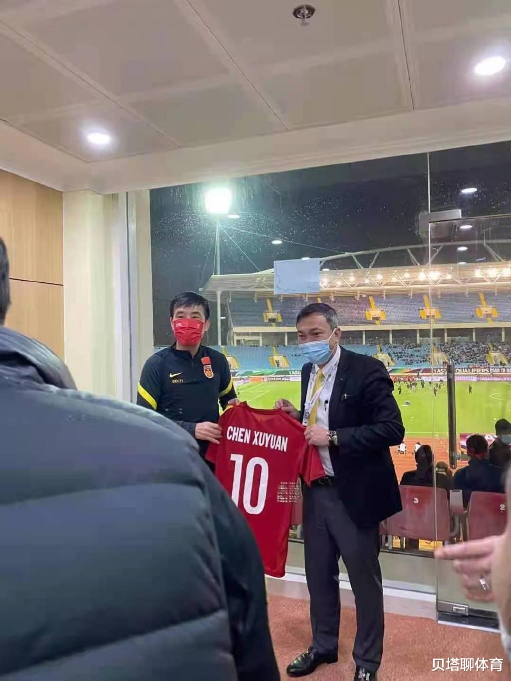 国足|8大名记炮轰国足1-3：越南开门啊，陈戌源给你们送大礼来了
