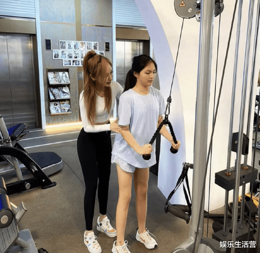 教练 王诗龄被教练晒健身照，成功减重58斤，长腿纤瘦，减肥前后变化大