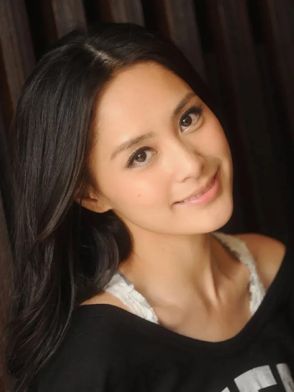 薇诺娜 阿娇的颜值永远那么美，她不化很浓的眼妆更好看
