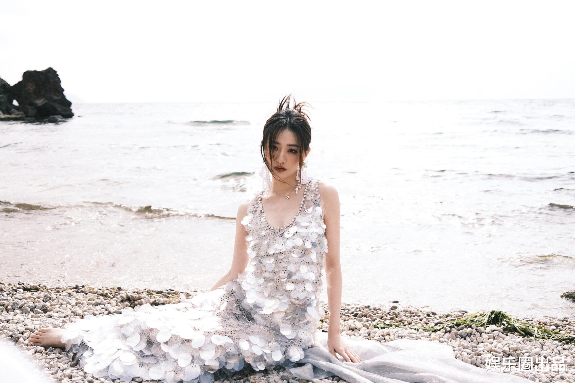 徐璐|徐璐趴在礁石上拍大片,穿亮片长裙贵气逼人,气质引起热议