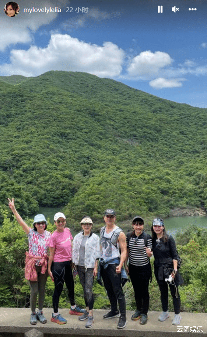 吕良伟与一众富婆爬山,穿背心手臂肌肉太抢镜,66岁仍健硕似小伙