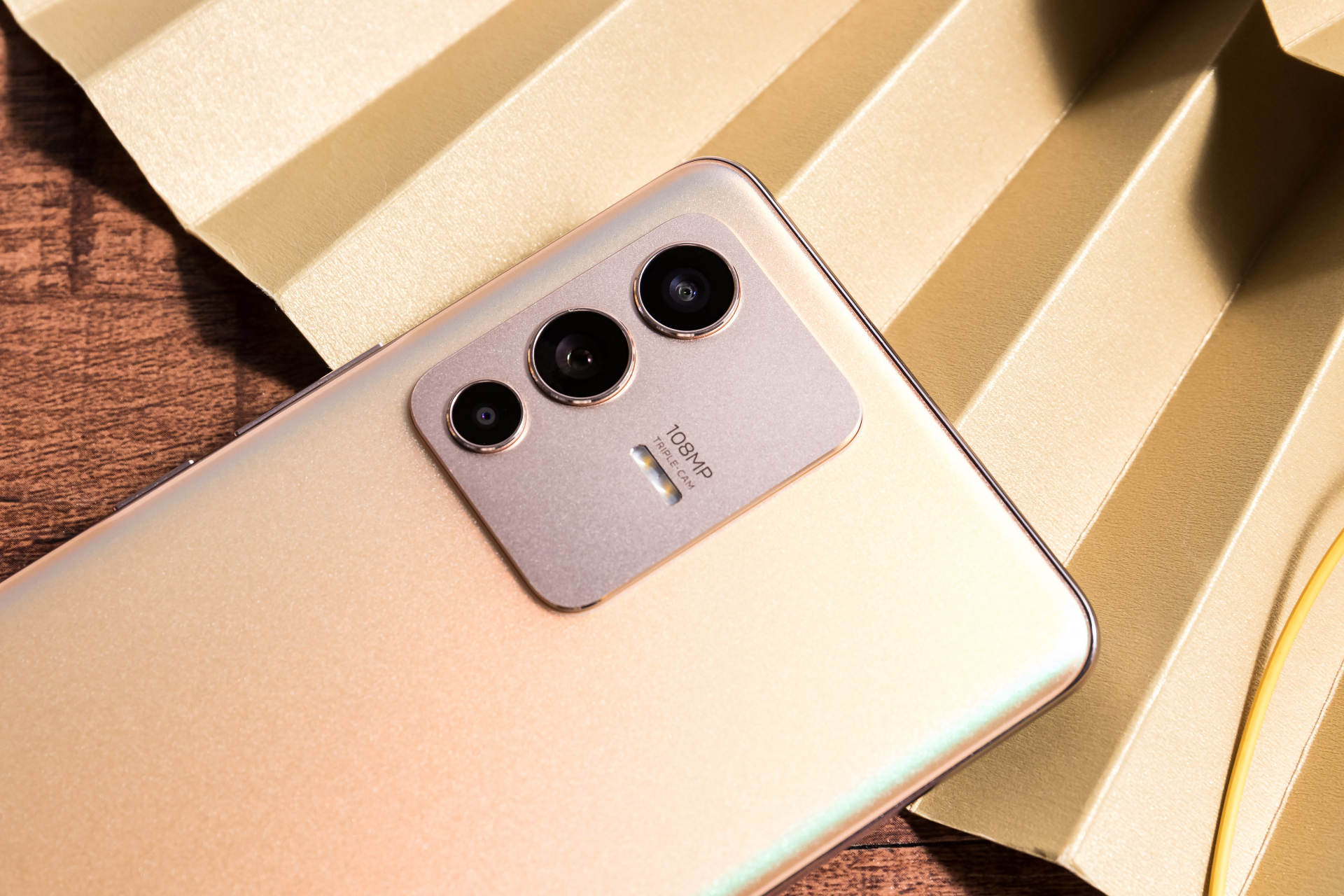 vivo s12|上手轻盈无感，vivo S12系列手感极佳，性能颜值双满分