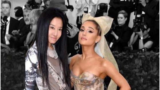 森美|王薇薇：72岁高龄，身穿泳衣身材却像少女，一头秀发更显活力