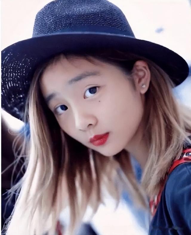 黄忆慈|黄多多因一张圣诞照挨骂,为什么大家不喜欢“成熟”的小孩?