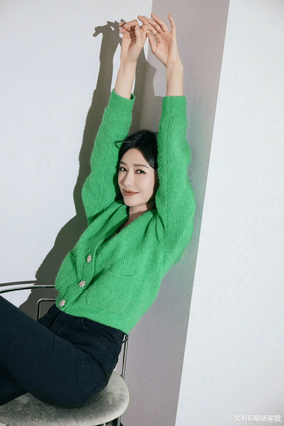 春晚|春晚明星扎堆比美，赵丽颖水墨长裙穿出国泰民安脸，秦岚惊艳宋祖儿俏皮