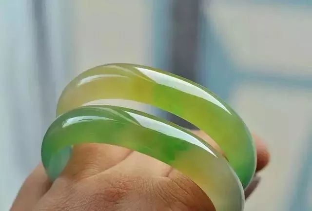翡翠|2.6万买的翡翠原石，一刀切出冰种黄加绿手镯