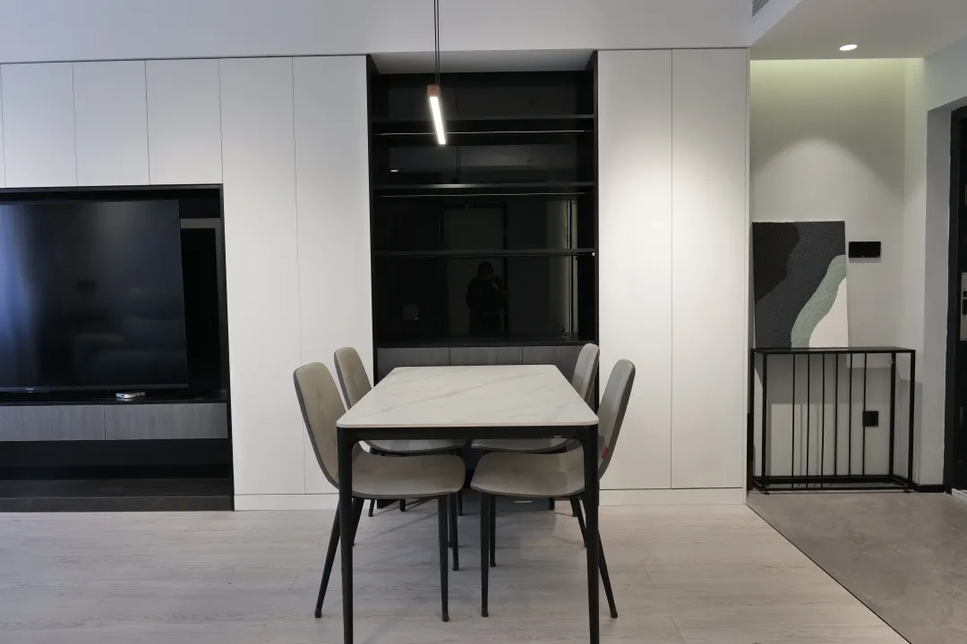 95㎡三室变两室,打造黑白灰风格,还有独立办公空间