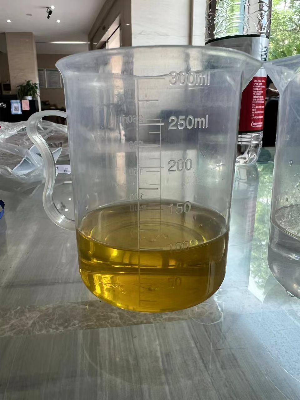 网友逛超市发现花椒油倒过来只有半瓶,记者测评发现真相