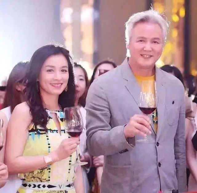 走进张庭在黄浦江边的1600平豪宅！2层空中花园，露台装饰像皇宫