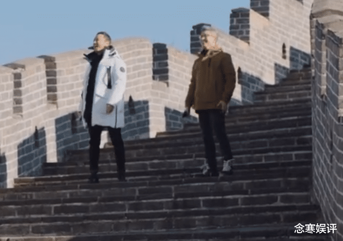 朱广权|尼格买提约朱广权爬长城,戴着暖手宝冷得缩脖子,室外拍摄超敬业