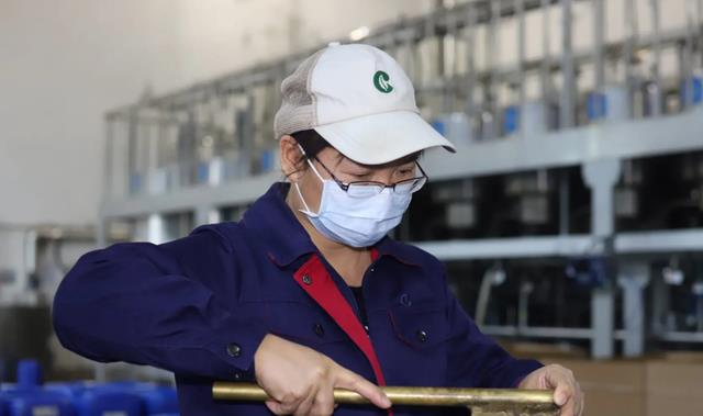 保安|深圳一95后女生走红，辞去设计院工作转行当保安，网友：炒作呢？