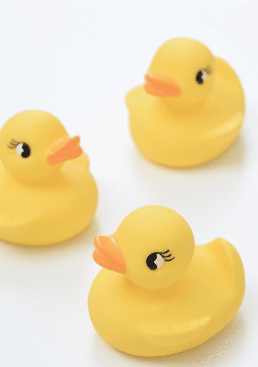 |动漫迷买了七只小黄鸭，自行改装成超人鸭，这波真的赚到了！