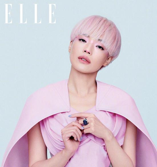 高马尾 舒淇粉发桃花妆登封 彩色连衣裙搭高马尾状态佳