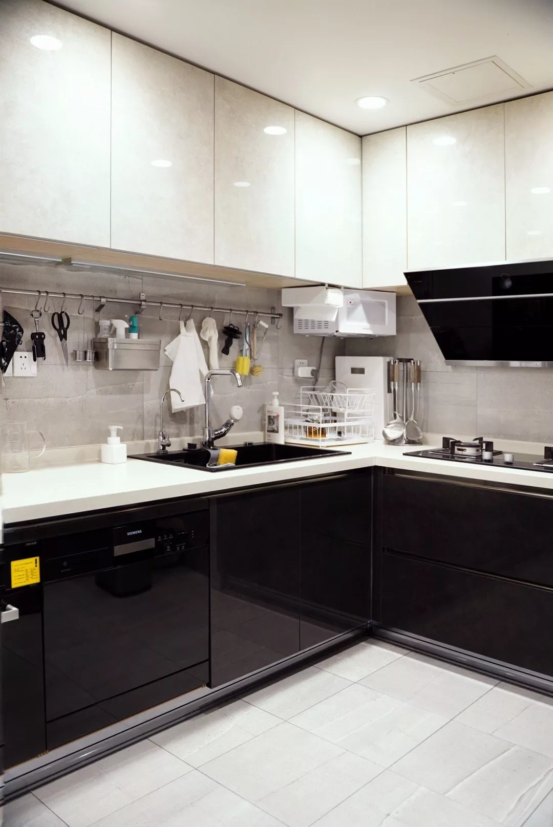 再小的厨房,装上收纳挂架,都会方便不少!