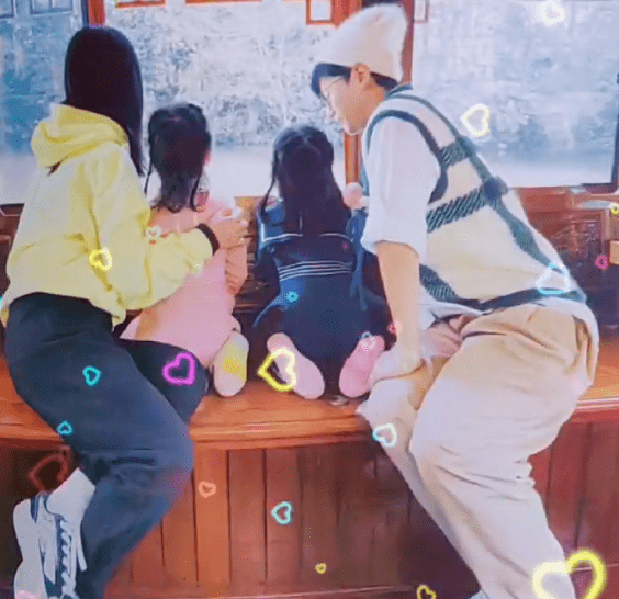 蔡卓宜|谢娜全家出游晒照片,人手一娃太幸福,两小只背影高挑让人羡慕