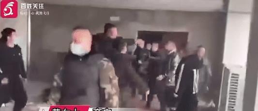 四川成都,某市场发生大型群殴事件,知情人:七八十人下死手殴打商户