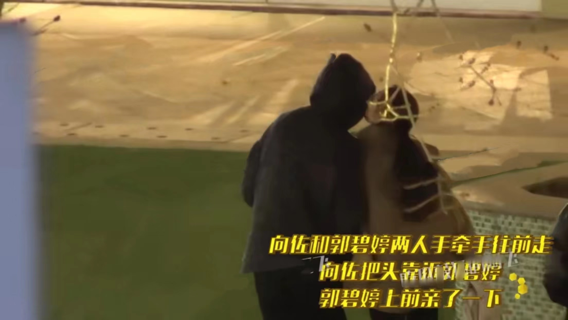 郭碧婷|向佐一家五口吃大餐!郭碧婷甜吻老公素颜显憔悴,小腹凸出孕味足