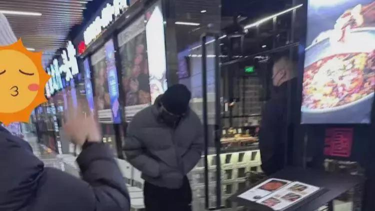 王嘉尔|王嘉尔上海吃烤肉被偶遇，侧颜神似瘦版张颂文