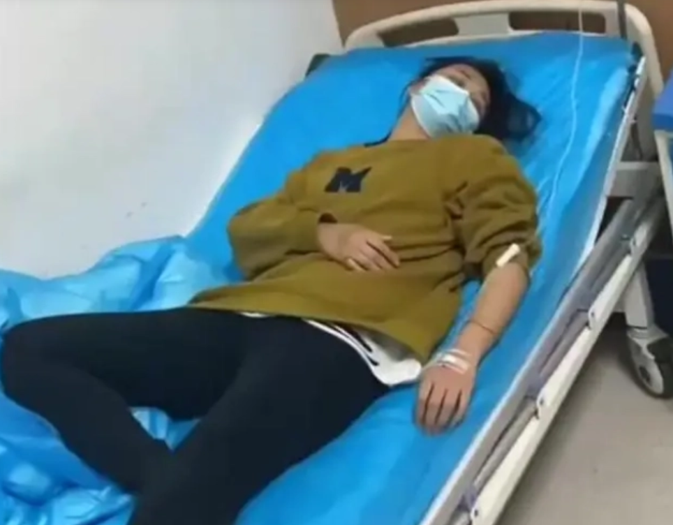 不差钱,打你也白打:两女子小区内因孩子玩耍起争执,大打出手