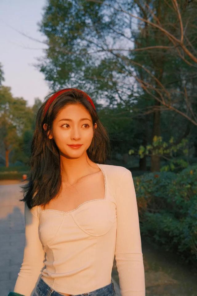 迪丽热巴|众星兔年贺岁大片，迪丽热巴仙气飘飘，赵丽颖杨幂今年春晚赢麻了