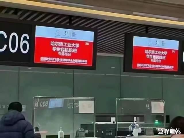 聊城大学包车送学生返乡,爆胎追尾、车门坏,上演真实版人在囧途