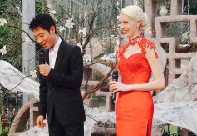 撒贝宁|撒贝宁带龙凤胎三亚度假!外籍老婆穿短裙白到发光,大长腿太吸睛