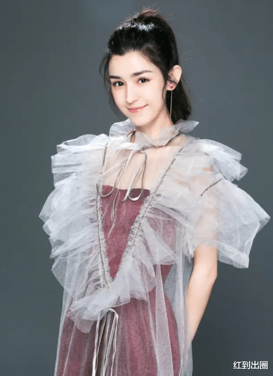 |哈妮克孜被曝和对象约会!男方坐街边抠脚素质差,喝平价奶茶显寒酸