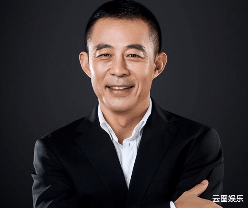 侯勇|侯勇携三婚妻子超市就餐，女方素颜难掩美貌，桌上14万名牌包抢镜