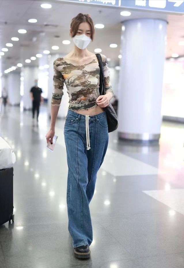 刘雯真不愧是名模，穿露脐装2D身材太吸引眼球，不性感却高级