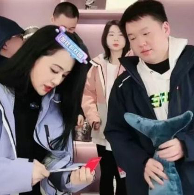 带货|十位明星再扮成名角色带货,一波情怀牌打出,你的钱包还捂得住吗