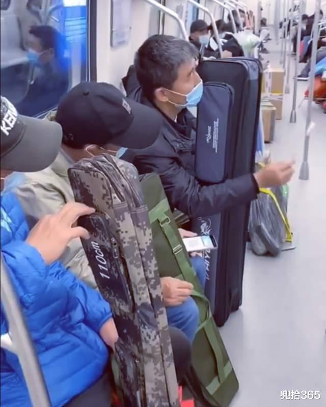 女孩|大型社死现场!女子上班误入老年钓鱼佬的车厢,结局却让人感动